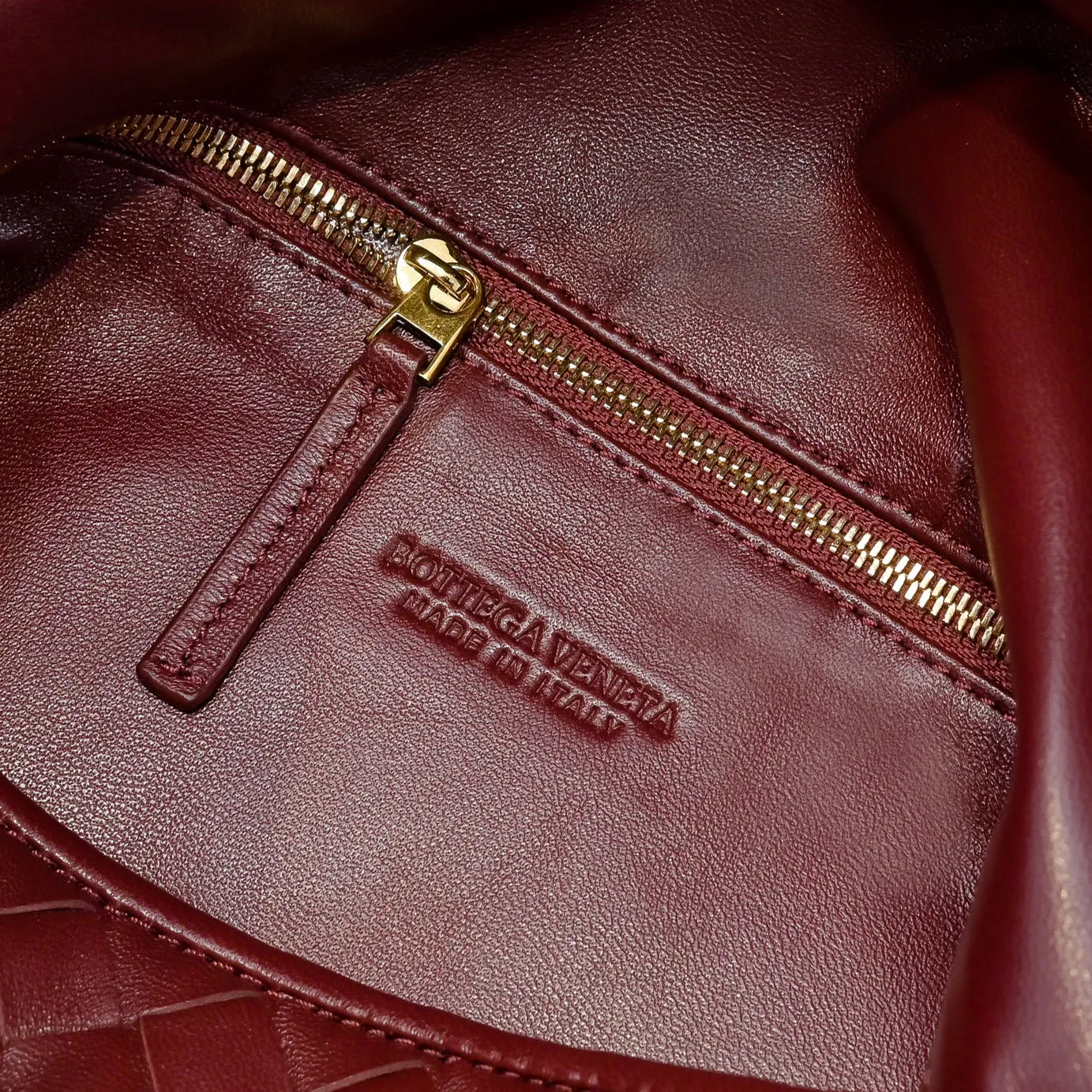 Batch 2160 #Bv Yangjin large size HOP cowhide, the bag body and handles are made of a whole piece of woven leather. The bag body is soft and lazy. Hop symbolizes the praise of innovation and eternal craftsmanship [love]. The pyramid silhouette combines practicality and fashion. Modern and casual, the bag mouth is double-sided closed design, more convenient and safe! Made of soft cowhide and full of texture, this is a must-have for fashionable ladies who like minimalism, comfort and casualness! Model: 3970 Dimensions: 54x24x13